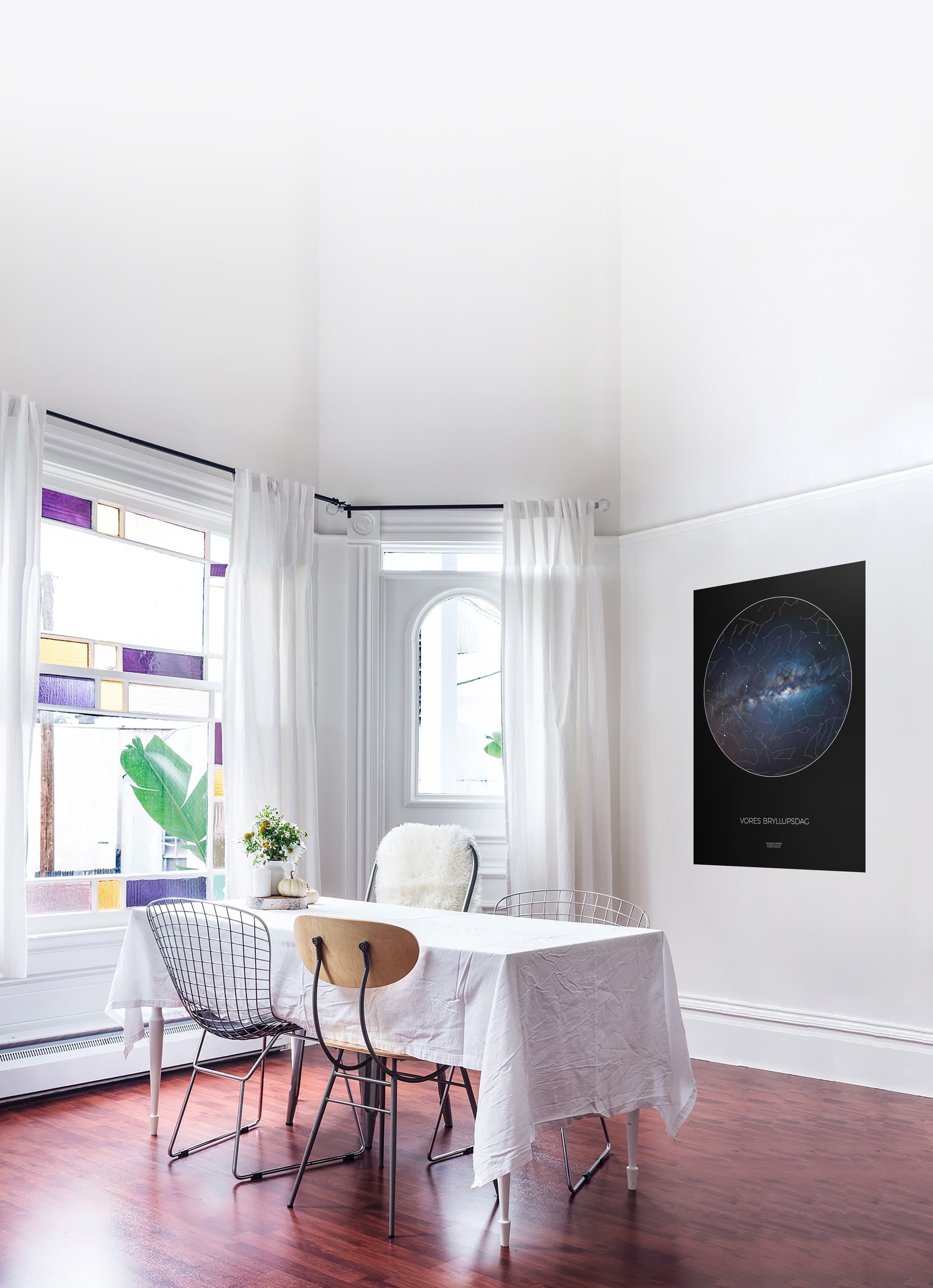 Varmt interiør med plads til personlig stjernekortplakat