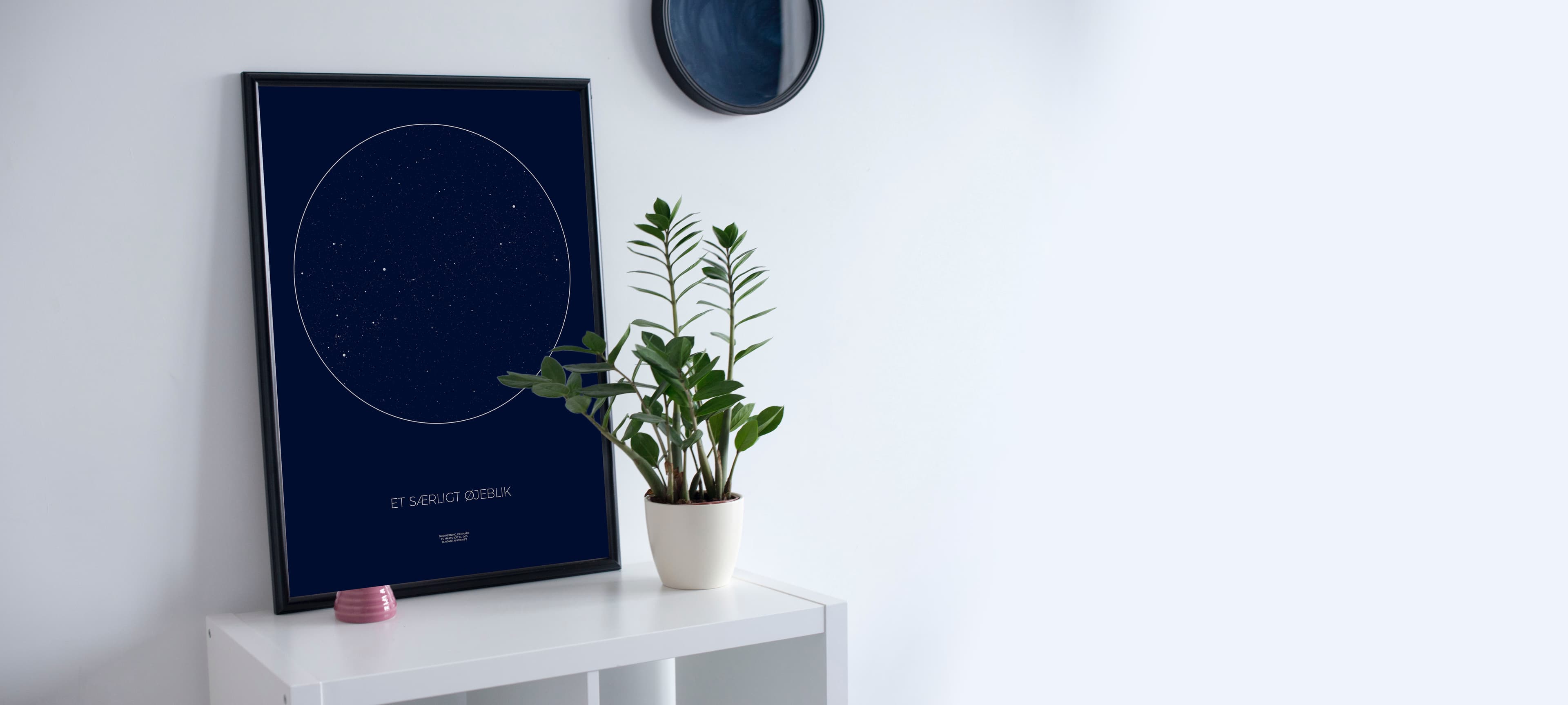 Lyst rum med rolig plakatstemning